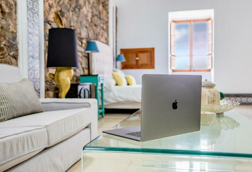 豪华套房, El Charco Suites