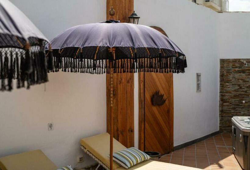 豪华套房, El Charco Suites