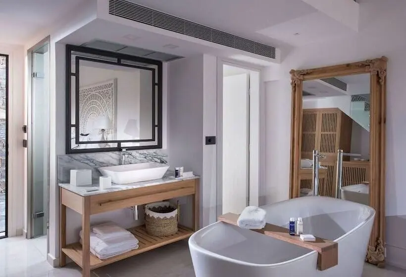 Deluxe Room with Hot Tub