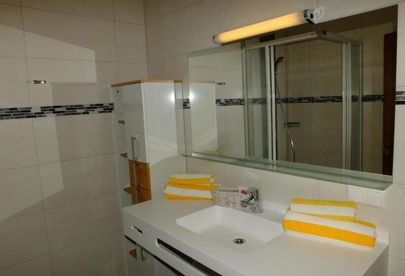 1 Bedroom Apartment Lake View, Fasching