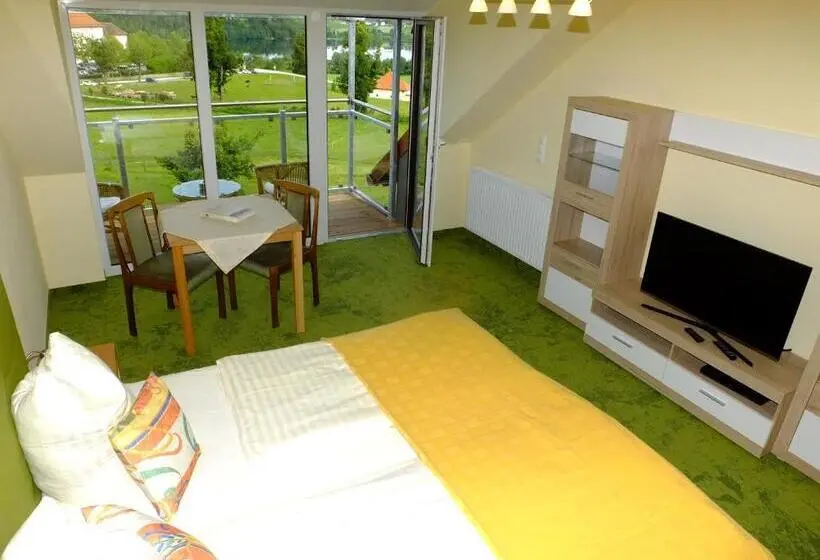 1 Bedroom Apartment Lake View, Fasching