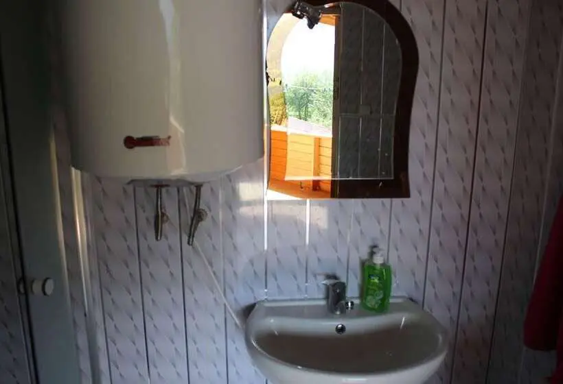 اتاق خانوادگی با چشمانداز کوه, Ecohouse Svaneti