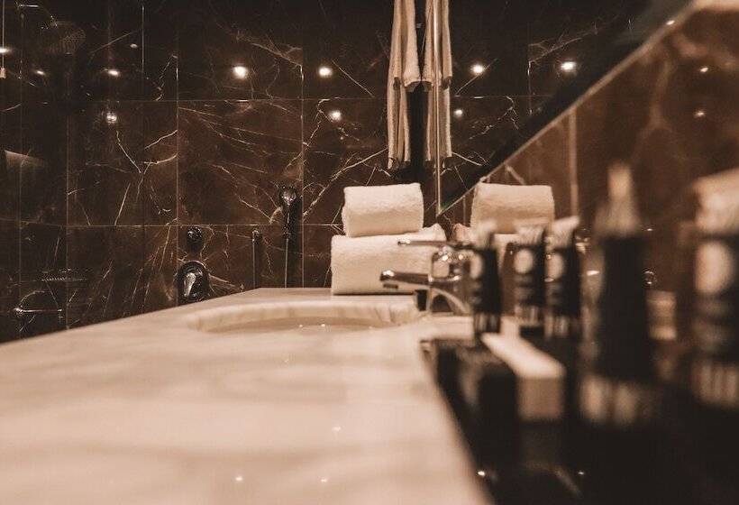 Полулюкс, Athenian Riviera Hotel& Suites