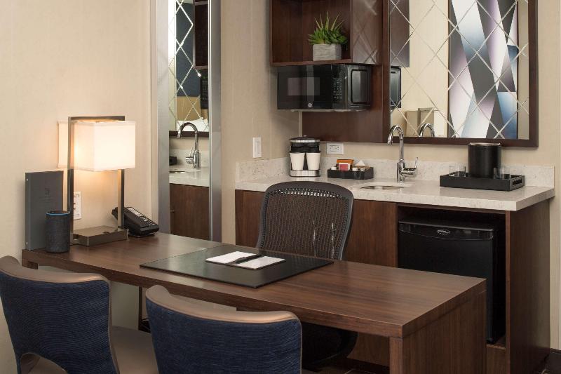 스위트 킹사이즈 침대, Embassy Suites By Hilton Seattle Downtown Pioneer Square