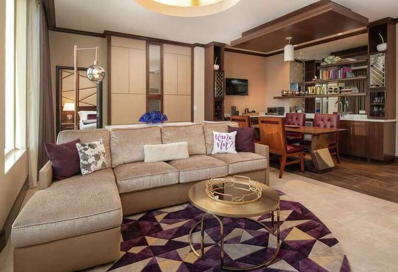 스탠다드 룸 킹사이즈 침대, Embassy Suites By Hilton Seattle Downtown Pioneer Square