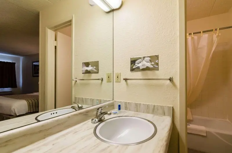 キングサイズベッドのスタンダードルーム, Holiday Inn Express & Suites Punta Gorda, An Ihg