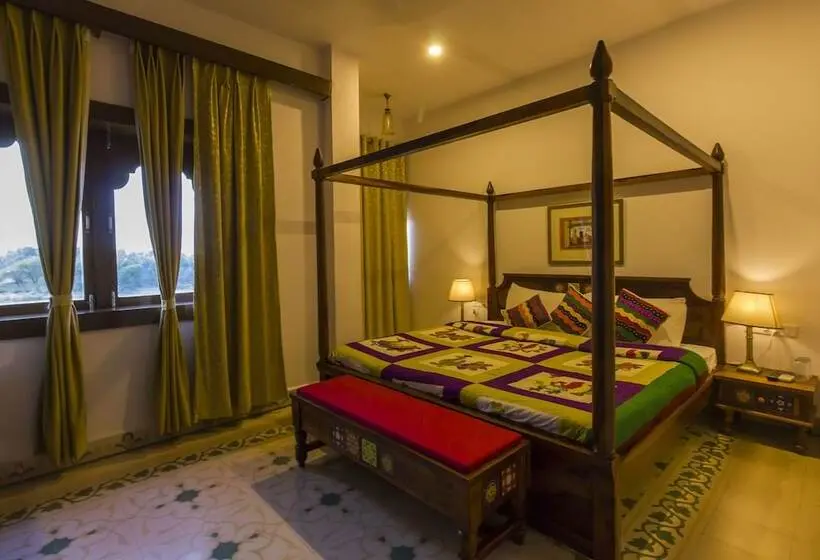デラックスルーム, Castle Narela Lake Resort