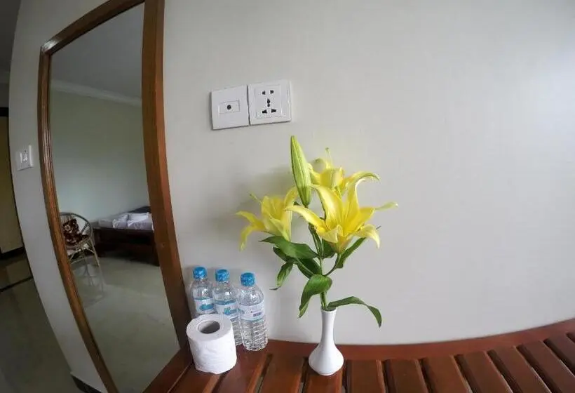 اتاق ساده سه‌ نفره, Blue Diamond Hostel