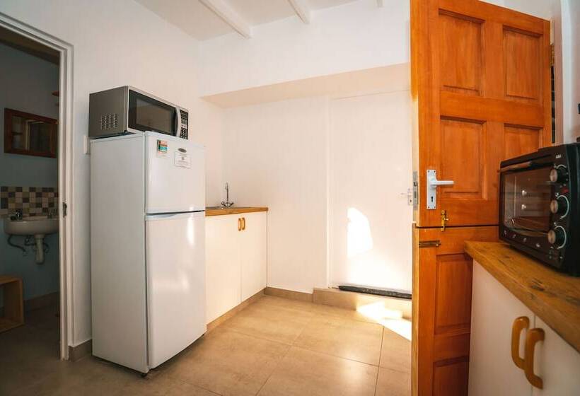 בקתת חדר, Surf Motel