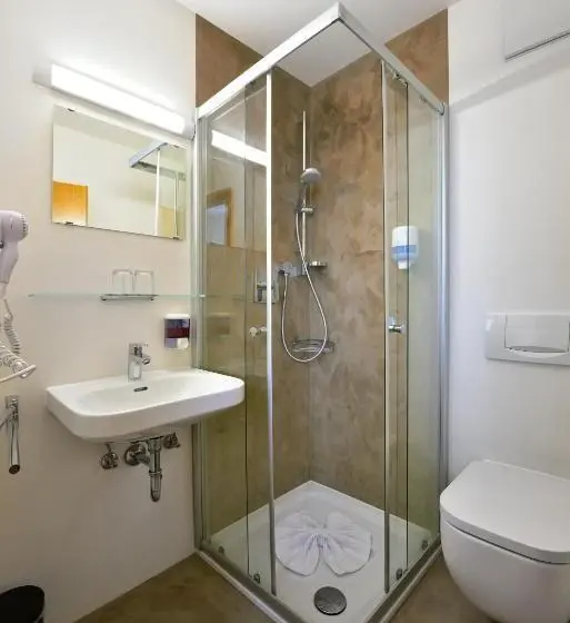 Standard Triple Room, Vico S Hotel & Restaurant Asperg