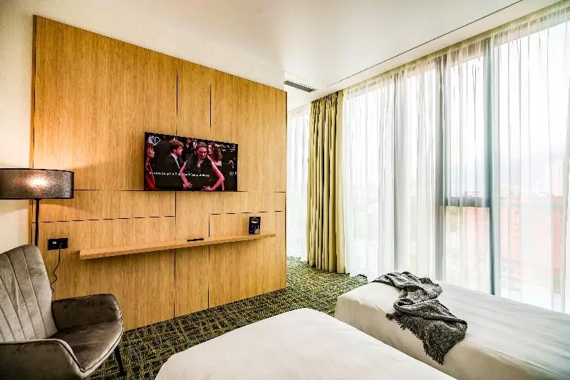 اتاق استاندارد با تخت بزرگ, Cliff Castle Casino