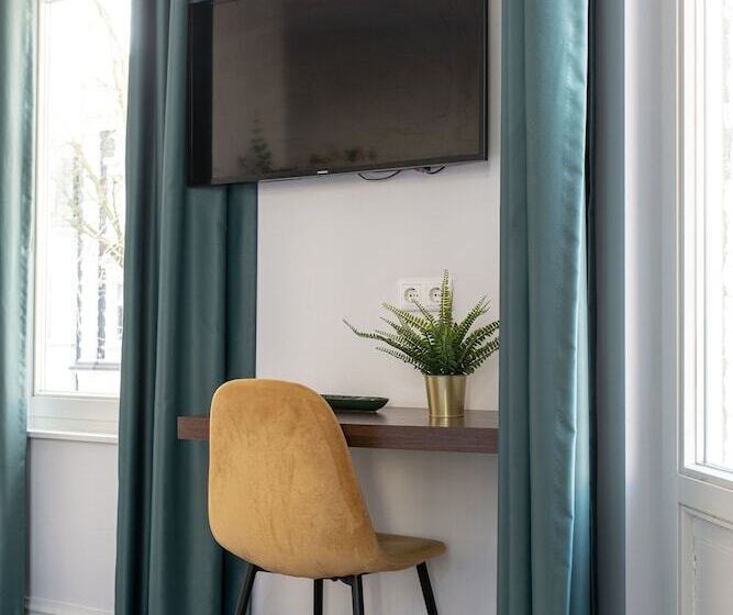 اتاق لوکس, Alex Maastricht