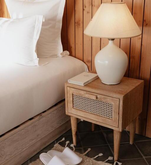 בקתה סטנדרטית, La Tour D Eole