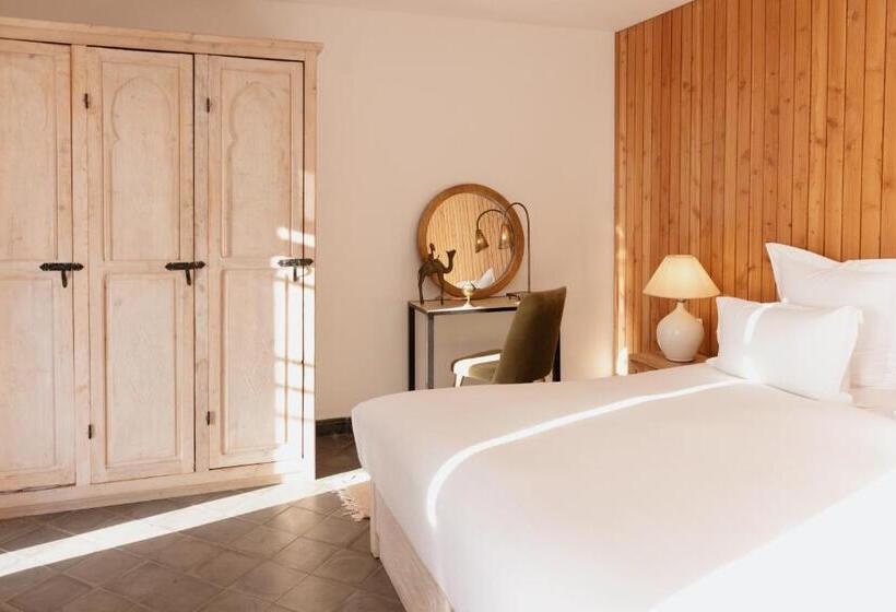 בקתה סטנדרטית, La Tour D Eole