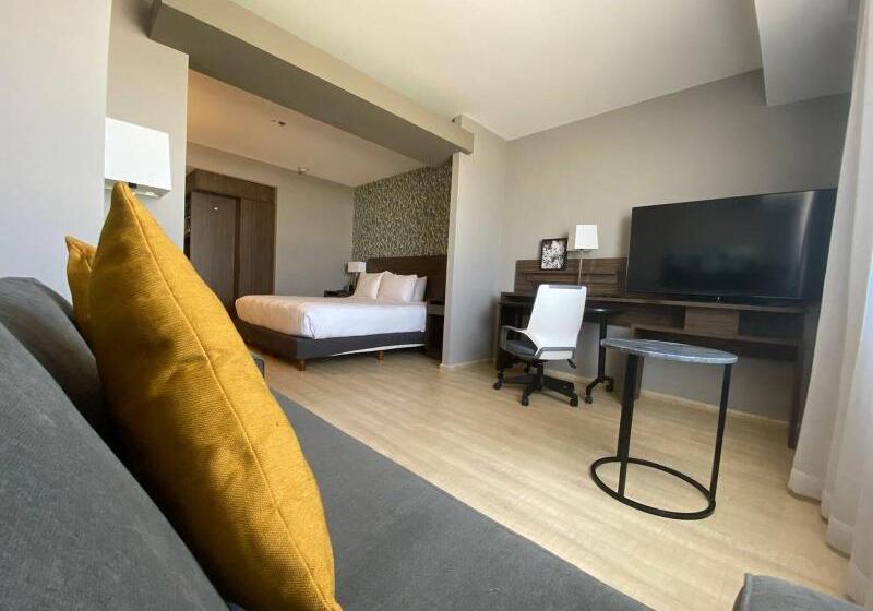 מיטת קינג בסוויטה, Fairfield Inn & Suites By Marriott Aguascalientes