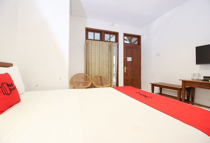 Номер Deluxe, Reddoorz Plus Near Alun Alun Selatan 2