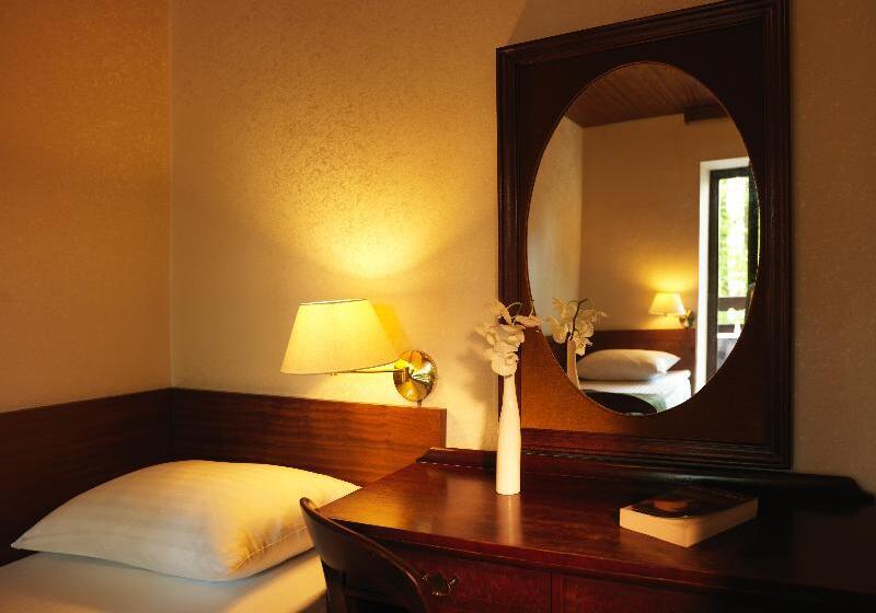 اتاق لوکس با چشمانداز باغ, Sala Tuyhoa Beach