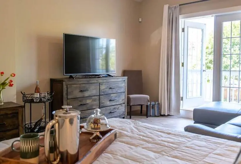 سوییت لوکس, Kelowna Bed And Breakfast