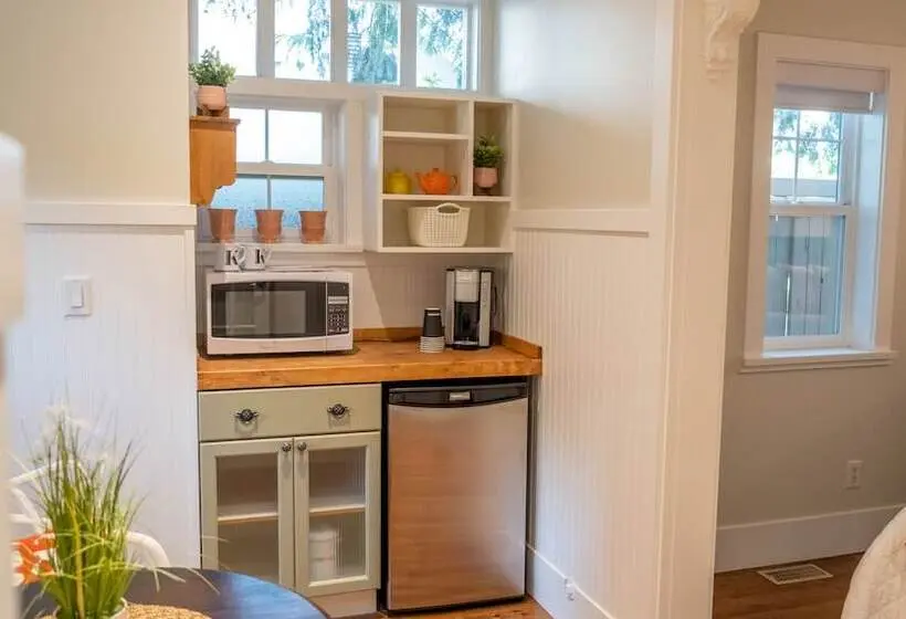 سوییت, Kelowna Bed And Breakfast