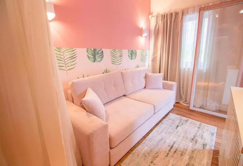 اتاق استاندارد سه تخته با بالکن, Meri Boutique