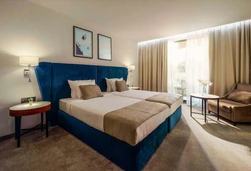 اتاق استاندارد با بالکن و چشمانداز دریا, Astor Garden