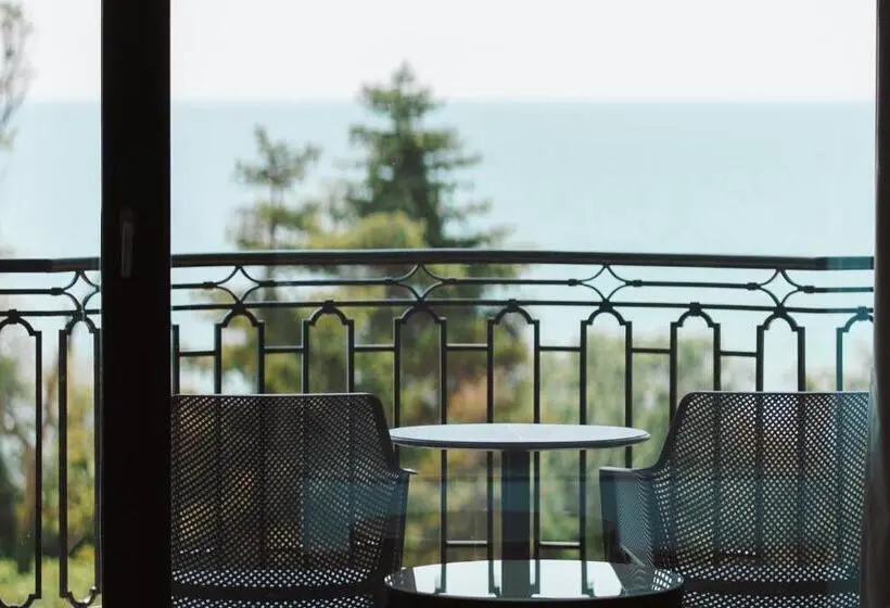 اتاق لوکس با بالکن و چشمانداز دریا, Astor Garden