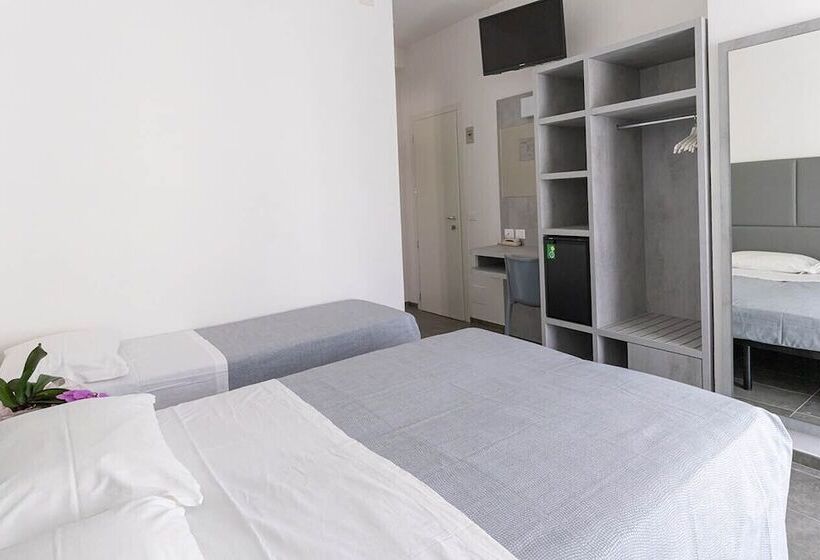 Camera Tripla Classica con Balcone, Eugenio