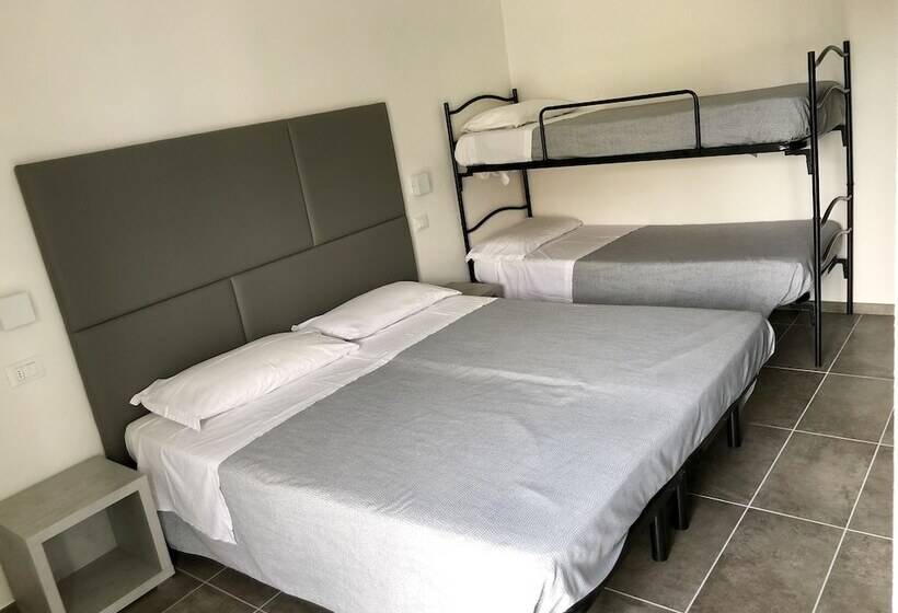 Camera Tripla Classica con Balcone, Eugenio