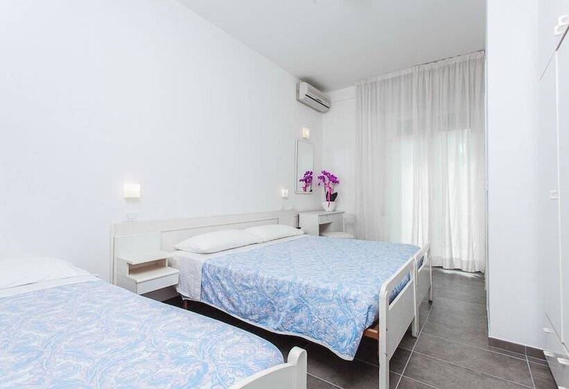 Camera Tripla Classica con Balcone, Eugenio