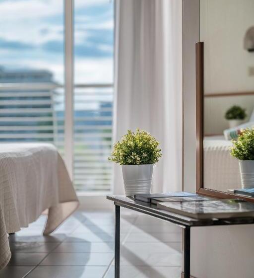 اتاق استاندارد با بالکن, Universal