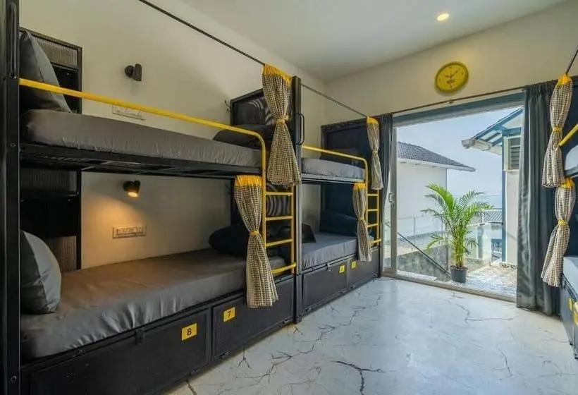 ルームシェアのワンベッド, The Hosteller Goa, Mandrem