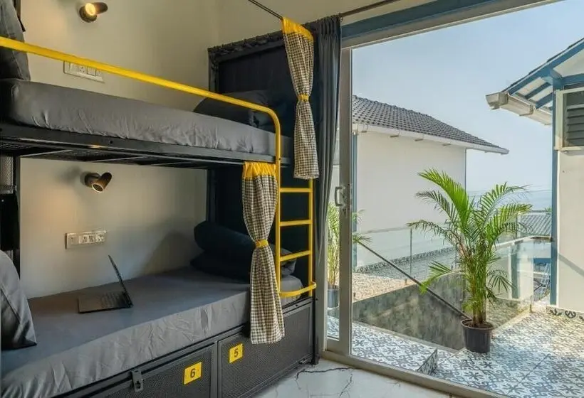 ルームシェアのワンベッド, The Hosteller Goa, Mandrem