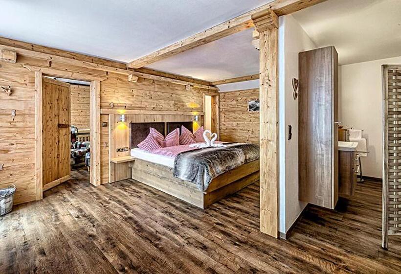 Superior suite with balcony, Almhotel Grünsteinblick