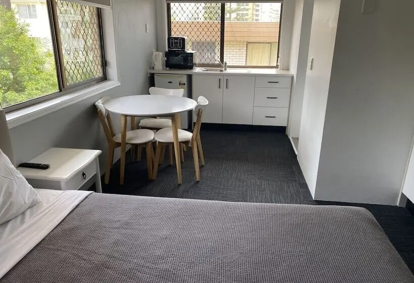 Perhehuone, Gold Coast Inn