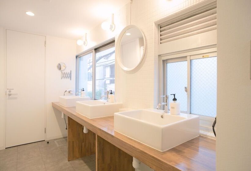 חדר סטנדרטי לארבעה עם חדר אמבטיה משותף, Hostel Chapter Two Tokyo