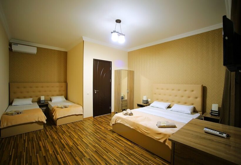 اتاق استاندارد سه تخته با چشم‌انداز استخر, Oasis Villa