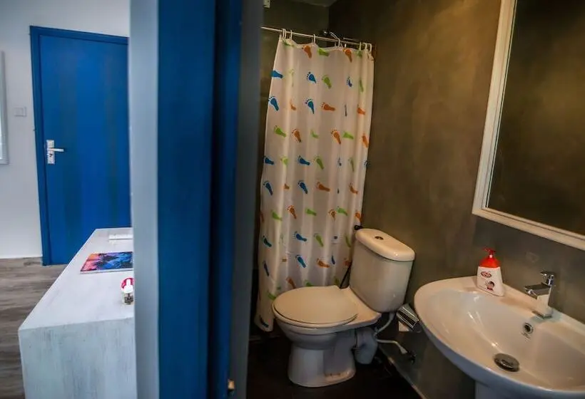 スイート, Island Hostels