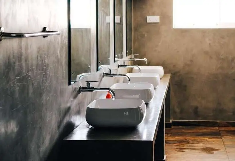 ルームシェアのワンベッド, Island Hostels