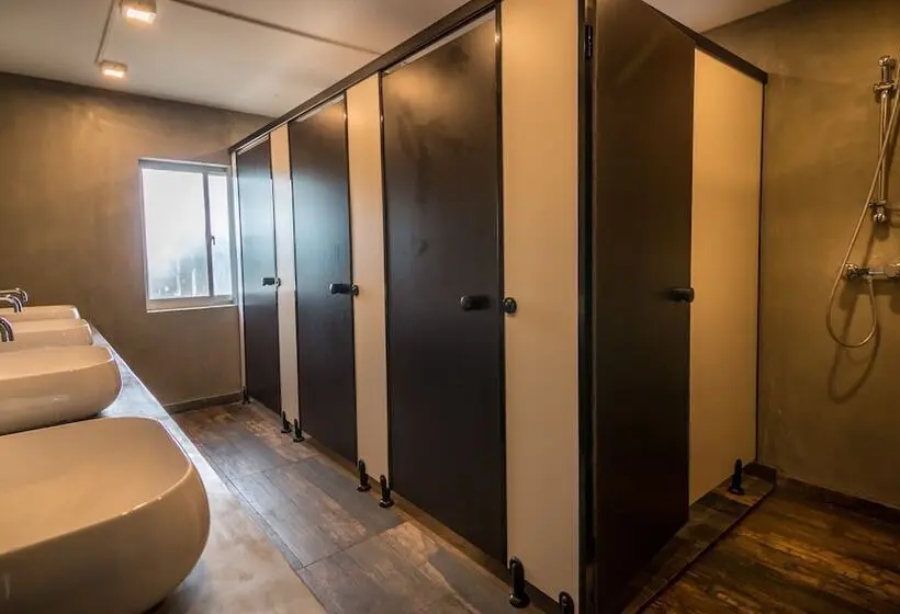 ルームシェアのワンベッド, Island Hostels