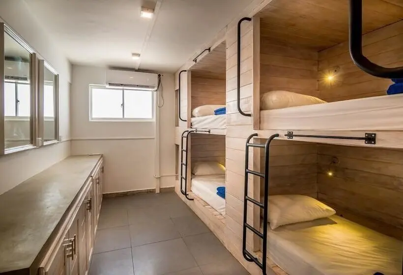 ルームシェアのワンベッド, Island Hostels