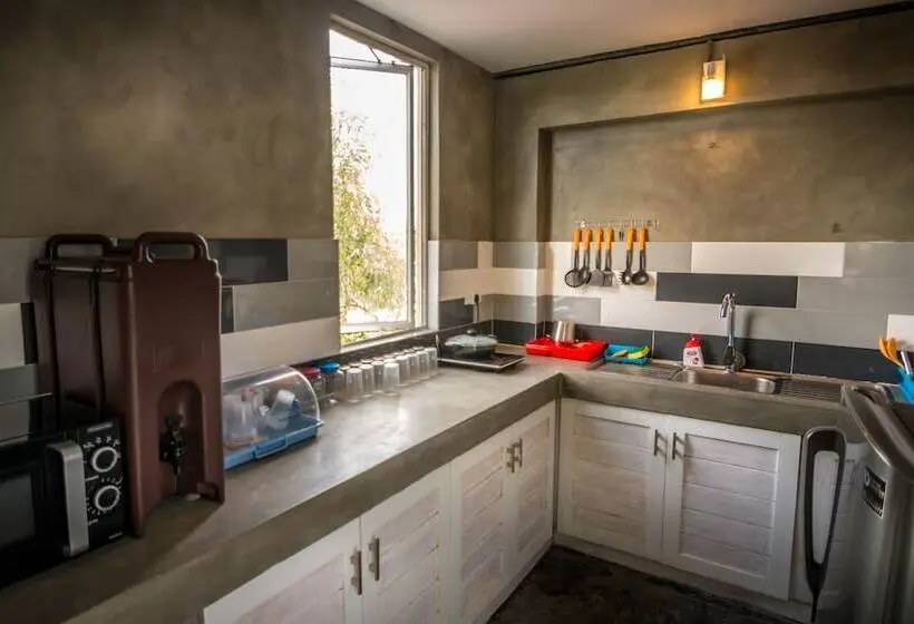 ルームシェアのワンベッド, Island Hostels