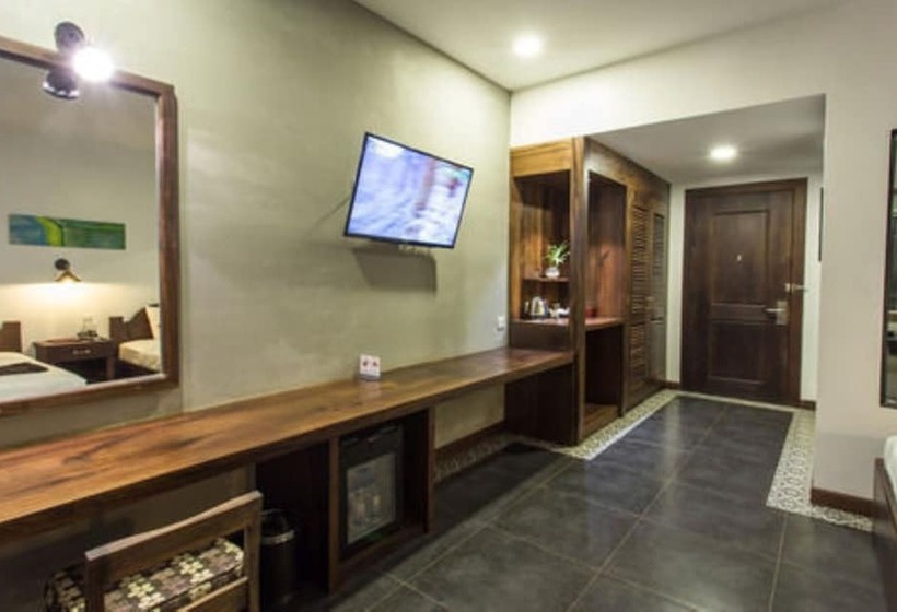 高级三人间, Yeak Loam