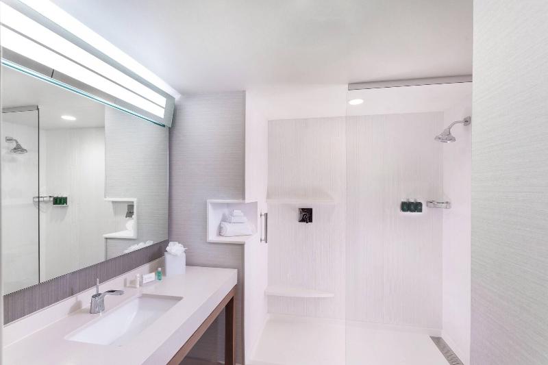 חדר סטנדרט עם מיטת קינג, Courtyard By Marriott Baton Rouge Downtown