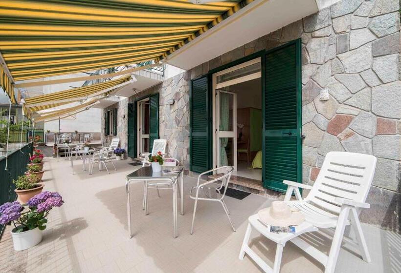Quarto Estandar com Terraço, Albachiara