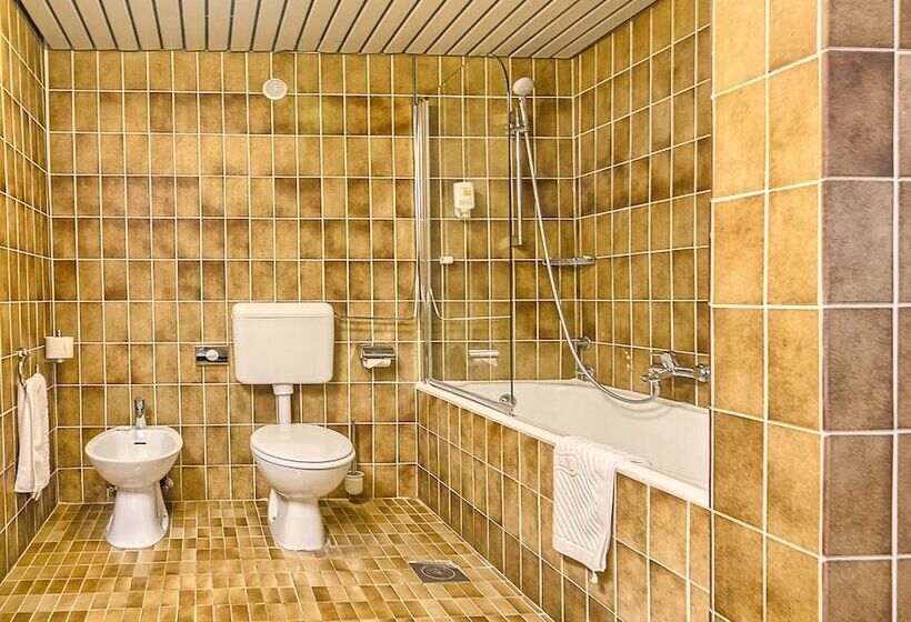 غرفة قياسية مطلّة علي البحر مزوَّدة بشُرفة, Brijuni Hotel Istra