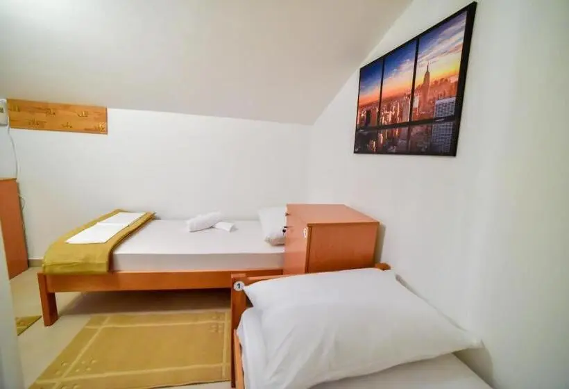 Pat in Cameră Comună, Hostel Sinj