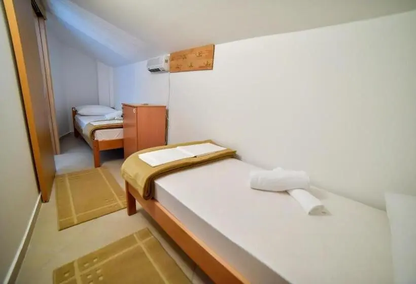 Pat in Cameră Comună, Hostel Sinj