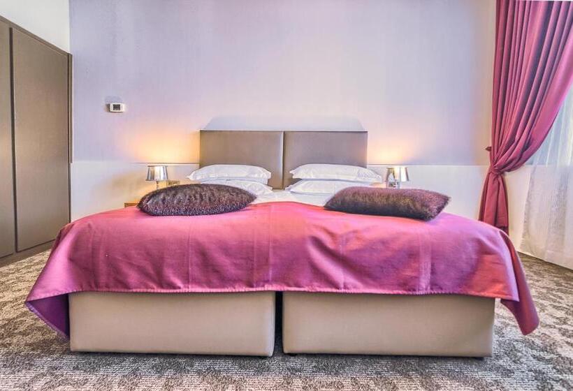 غرفة قياسية مطلّة علي البحر مزوَّدة بشُرفة, Brijuni Hotel Istra