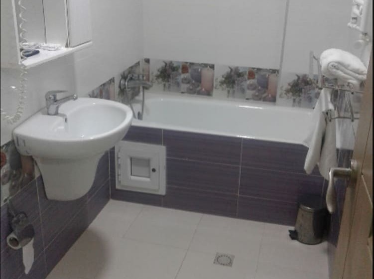 اتاق لوکس, Palais Familial