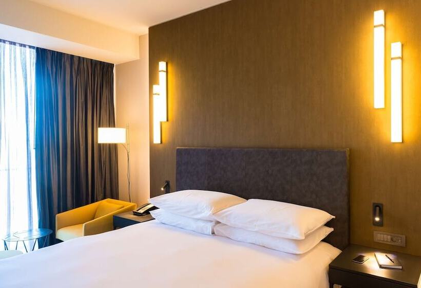 اتاق استاندارد با چشمانداز استخر, Radisson Hotel Dakar Diamniadio